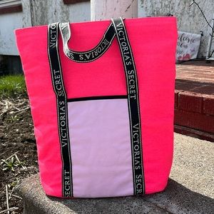 Victoria’s Secret insulated tote bag. 💕